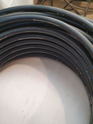 un tas de tuyaux noirs posés sur une table