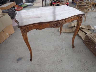 une table au plateau en marbre au milieu d'une cour
