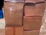une grande pile de cartons posée sur une palette