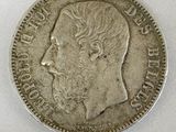 Gros plan sur une pièce de monnaie portant le visage d'un homme
