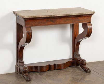 une photo d'une table en bois avec un plateau en marbre, posée sur un sol carrelé