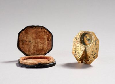 une petite boîte en bois avec une horloge à l'intérieur