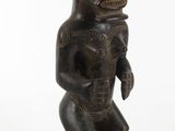 un gros plan sur une statue en bois représentant une personne tenant un bébé dans ses bras
