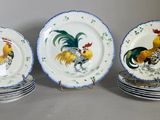 trois assiettes sur lesquelles sont peints des coqs sont empilées les unes sur les autres