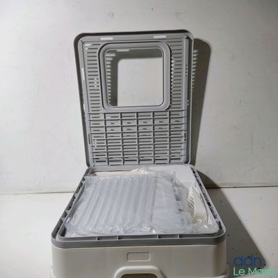 a plastic container that has a plastic lid on it