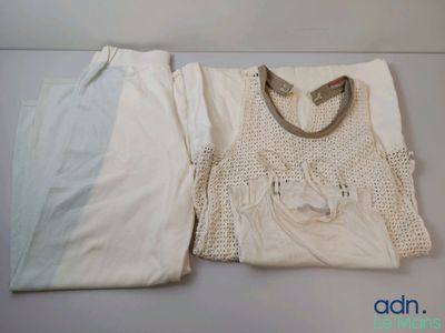 une chemise blanche et un pantalon blanc posés sur une table