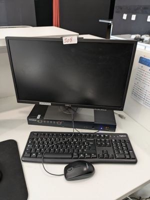 une photo d'un bureau d'ordinateur avec un clavier et une souris
