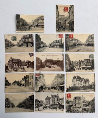 de nombreuses vieilles cartes postales représentant des bâtiments anciens accrochées au mur