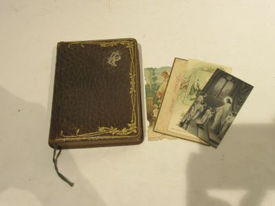 un petit livre sur lequel figure l'image d'un homme et un livre sur lequel figure l'image d'une femme