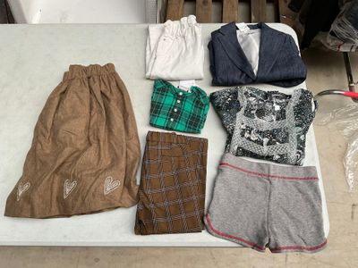plusieurs vêtements disposés sur une table dans une pièce
