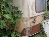 une vieille caravane qui est garée dans l'herbe