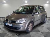 la photo d'une petite voiture argentée garée dans un garage