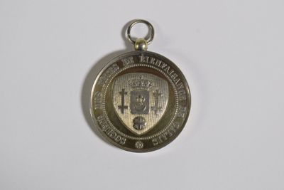 l'image d'une médaille ornée d'une croix sur une surface blanche