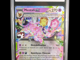 gros plan d'une carte pokemon dans un étui en plastique