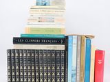 plusieurs livres sont empilés sur une surface blanche