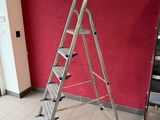 une échelle adossée au mur d'une pièce