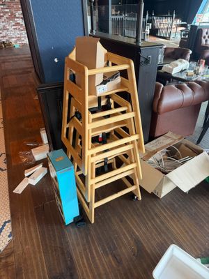 une pile de cartons empilés les uns sur les autres par terre dans un salon