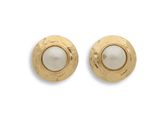 une paire de boucles d'oreilles en or et perles sur fond blanc