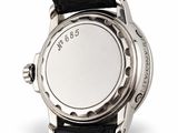 une image d'une montre en gros plan sur fond blanc