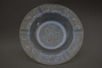 une assiette en verre avec un dessin sur une table
