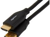 un gros plan d'un câble USB branché à un ordinateur