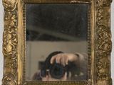 une personne se prenant en photo dans un miroir