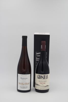deux bouteilles de vin sont posées l'une à côté de l'autre sur une table