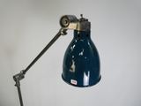 une lampe bleue fixée à un poteau métallique