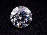 gros plan d'un diamant sur une surface noire