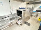 une cuisine équipée d'un évier, d'une cuisinière et d'un réfrigérateur