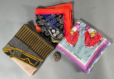 Ensemble de 3 foulards en soie dont Must de CARTIER, Jean-Lo…