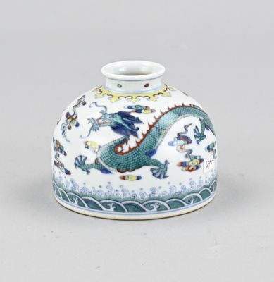 Vase chinois bleu et blanc orné d'un motif de dragon