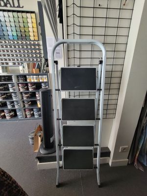 une photo d'un escabeau à trois marches dans un magasin