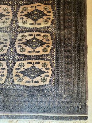 une image représentant un tapis orné d'un motif accroché au mur