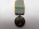 Gros plan sur une médaille entourée d'un ruban
