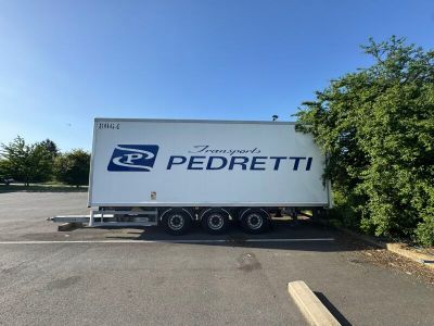 un camion de livraison garé sur un parking