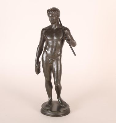 statue en bronze représentant un garçon tenant une batte et une balle de baseball