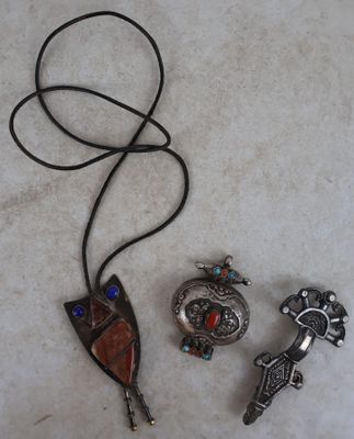 trois bijoux posés sur un plan de travail