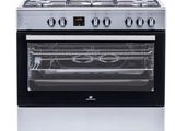 une cuisinière en acier inoxydable avec une porte vitrée et la porte du four ouverte