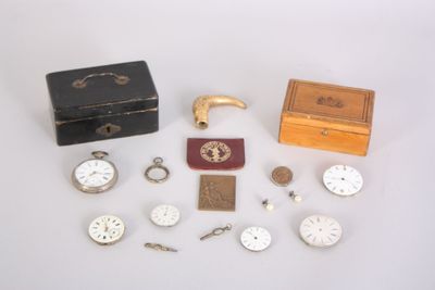de nombreux types de montres et d'autres objets sur la table
