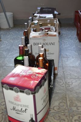 Lot de vins en bouteille et cubi, en l'état - Photo 1