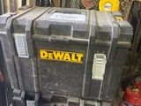 une boîte à outils qui se trouve dans le garage