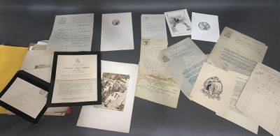 beaucoup de papiers posés sur une table sur laquelle se trouve une photo