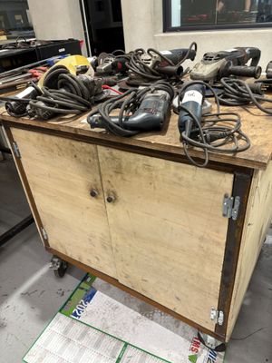 une table sur laquelle se trouvent de nombreux outils, dans une pièce