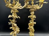 paire de candélabres anciens en laiton avec fleurs et feuilles