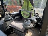 un ouvrier du bâtiment assis au volant d'un tracteur