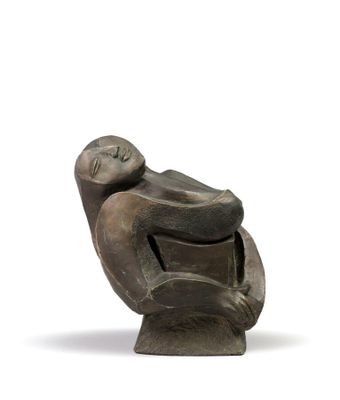 statue d'un homme assis sur une chaise, de dos à la caméra