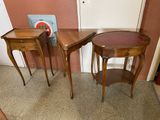 deux tables juxtaposées sur le sol