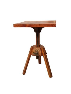 une petite table avec un plateau en bois sur fond blanc