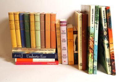 une pile de livres posés les uns à côté des autres sur une table